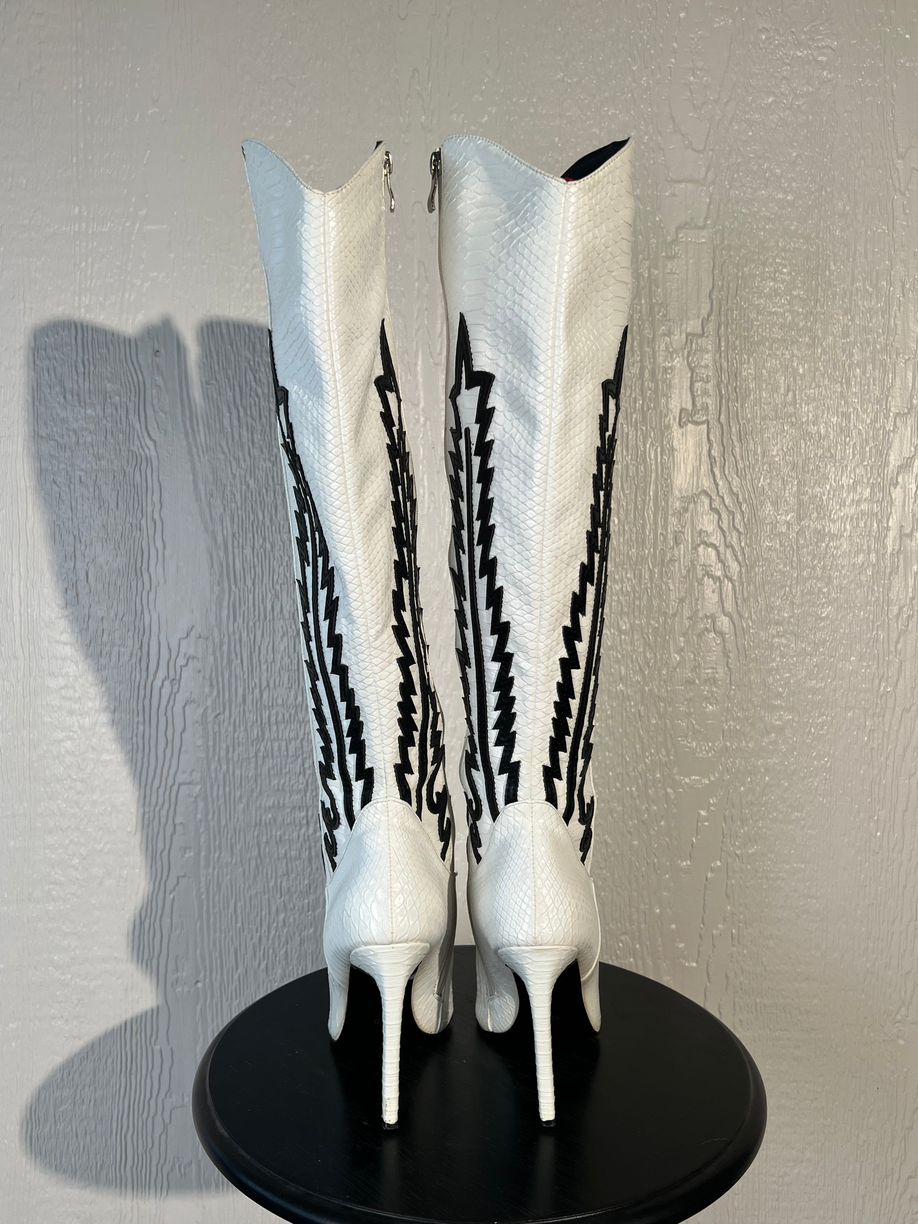 Akira size 10 western heeled boots USED