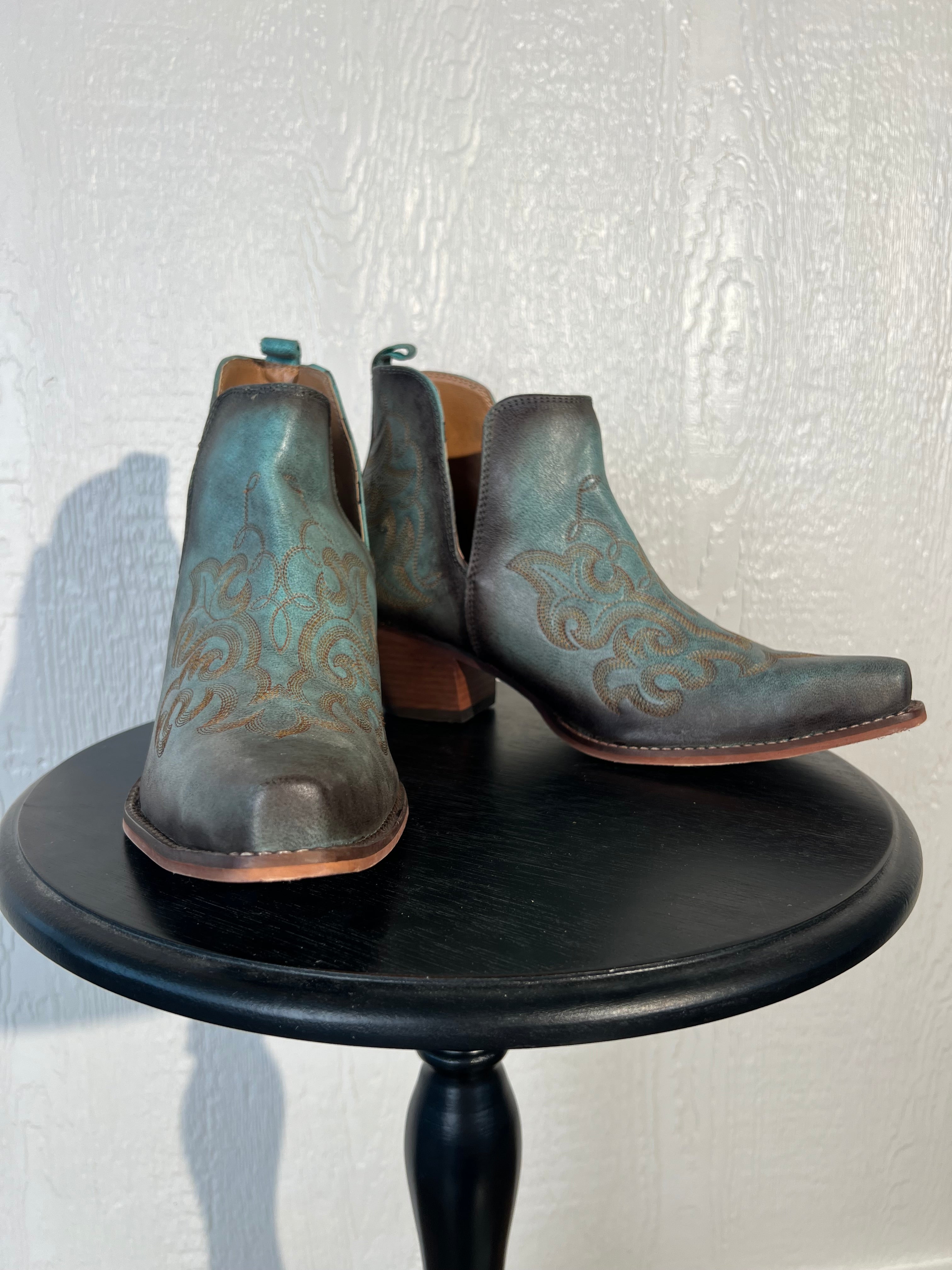 Myra size 10 turquoise cowgirl booties NWOT
