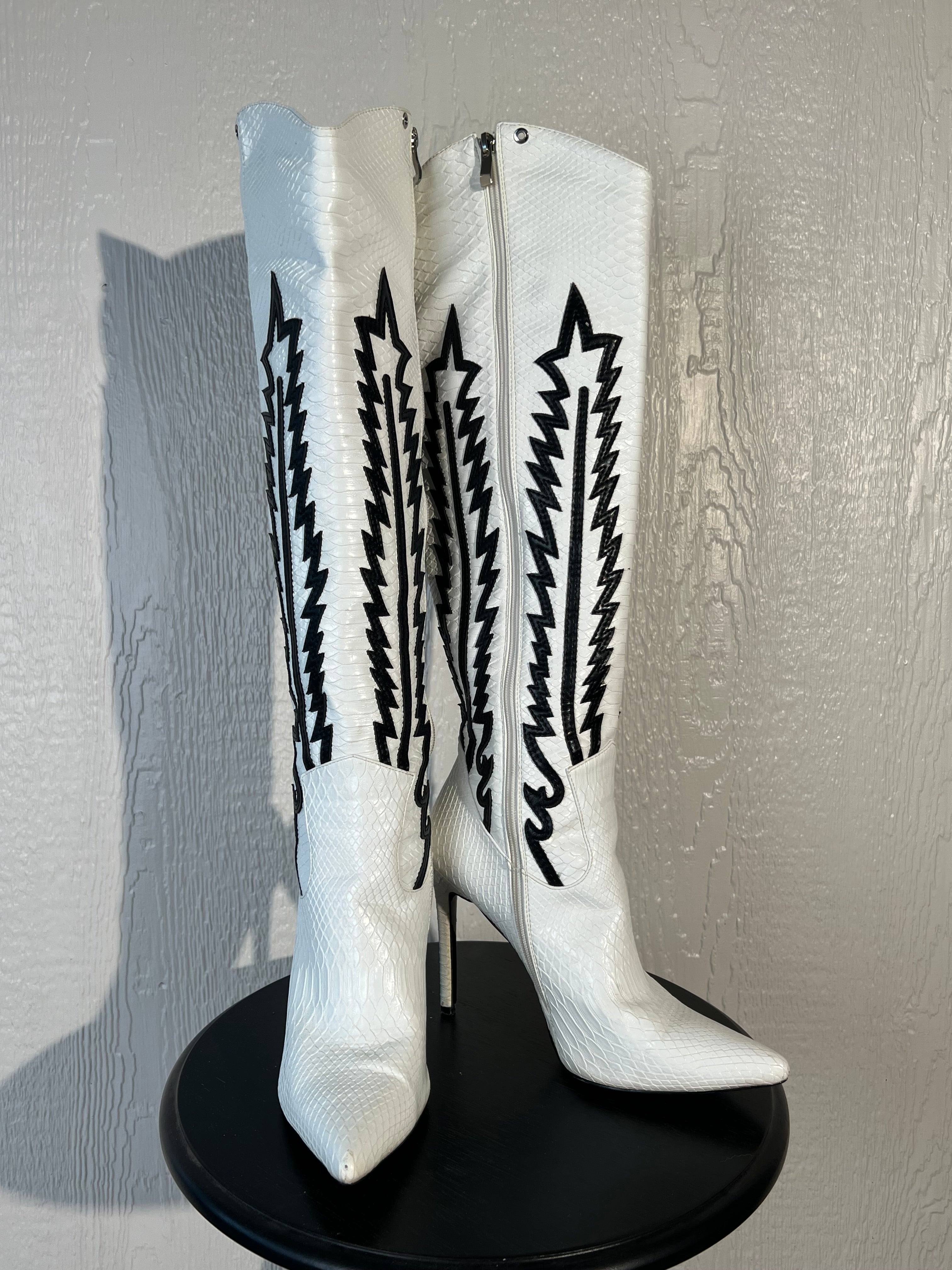 Akira size 10 western heeled boots USED