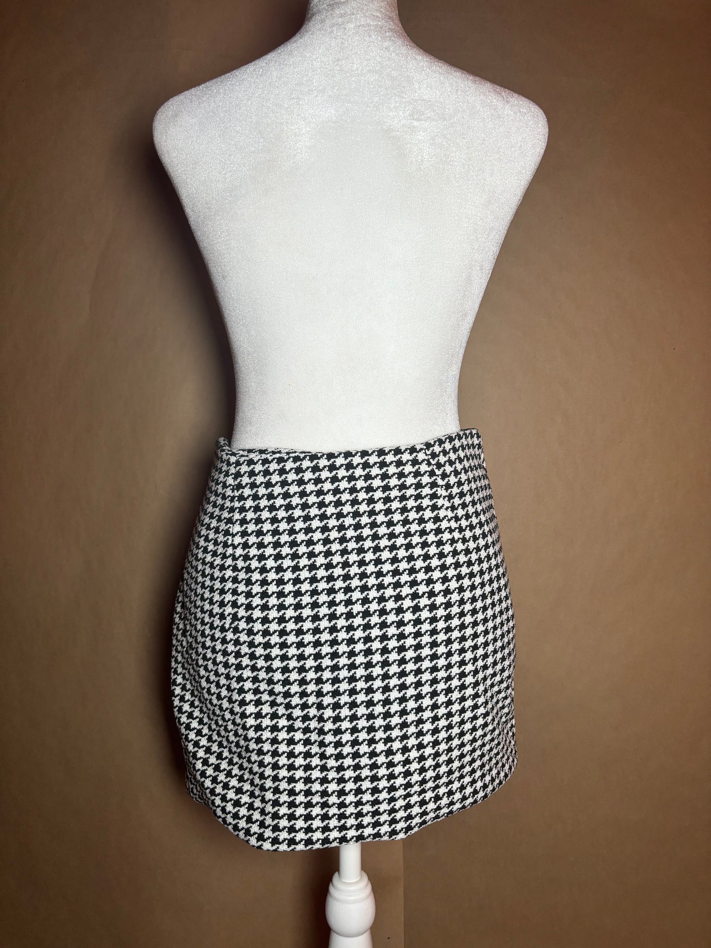 Houndstooth size small print mini skirt NEW WIHTOUT TAGS