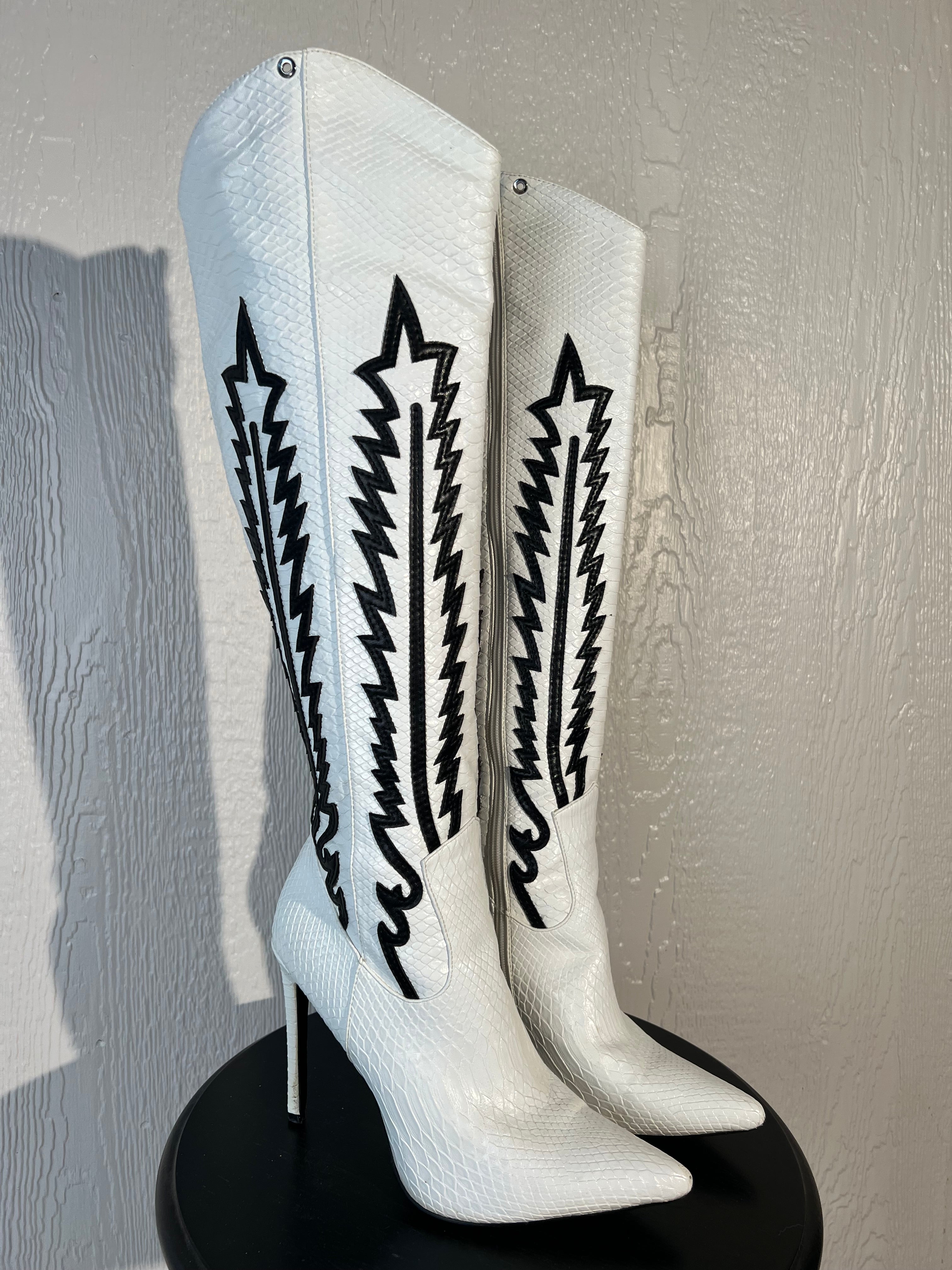 Akira size 10 western heeled boots USED