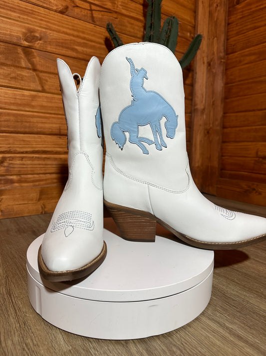 Let 'er buck Dingo white and blue leather boots